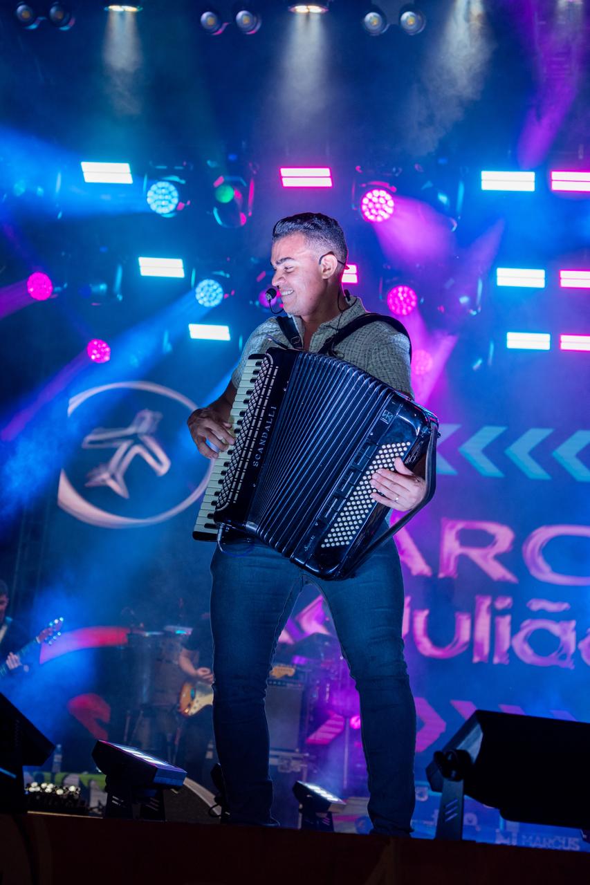Marcus cantando